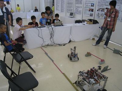 大阪工業大のレスコンロボットデモ&操縦体験（実行委員会ブース）